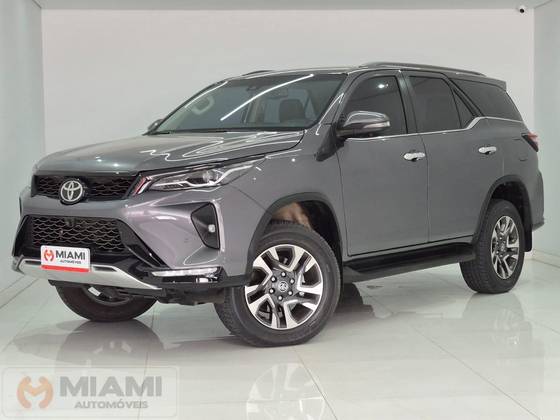 TOYOTA HILUX SW4 2.8 D-4D TURBO DIESEL SRX PLATINUM 4X4 AUTOMÁTICO TOYOTA HILUX SW4 2.8 D-4D TURBO DIESEL SRX PLATINUM 4X4 AUTOMÁTICO